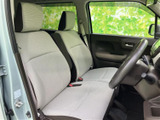 ゆったりと座れる運転席。長距離ドライブでも疲れにくい、快適な空間を提供します。