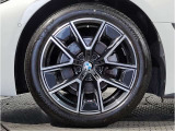 【BMWアロイホイル】軽量かつ強度に拘ったアロイホイル。走行性能ポテンシャルを引き出す設計。車の足元を引き締めてくれる大きなポイントはアロイホイルです。