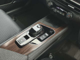 手首を軽く動かすだけで操作できる、スタイリッシュなシフトレバー!非常にかっこいいですね♪