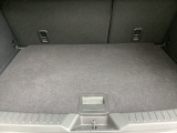 ラゲッジルーム内の凹凸をなくす事でスッキリした広がりを造りだし、荷物がスムーズに出し入れできる気持ちよさ、使い易さを実現!