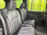 二列目中央はウォークスルーとなっております。二列目と三列目の移動や乗り降りがとっても楽になるので、乗り降りの際もストレスを感じることはありません♪