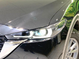 【LEDヘッドライト】悪天候や夜間走行時も良好な視界を確保し安心して運転できる高輝度LEDヘッドライトを装備!点灯速度が早く、消費電力も抑えられています。