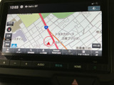 見やすい地図表示で、目的地へのスムーズな道案内をサポート。渋滞情報もリアルタイムで確認できます。