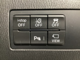 運転席脇のクラスタースイッチ部分にはカメラ切り替えスイッチ、パーキングセンサー、その他走行系スイッチを集中配置しております。