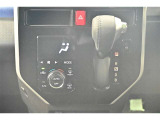 一度お好みの温度に設定すれば、車内の温度を検知し風量や温度を自動で調整。暑い&hellip;寒い&hellip;と何度もスイッチ操作をしなくても大丈夫です。