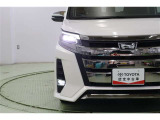 精悍なフロントグリルと一体化したワイドなBi-Beam LEDヘッドランプ。周囲の明るさを感知して点灯・消灯するオートライト搭載。オートハイビームも搭載していますので面倒なライトの切替えは不要です。