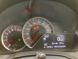 視認性の高いメーター類で、運転に必要な情報を的確に把握できます。シンプルな表示で、運転に集中できる環境を演出します。走行距離も確認できますね。