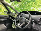 開放感のある室内空間が広がります。ドライバー視点からの視界も広く、運転に集中できます。快適なドライブをサポートする空間です。