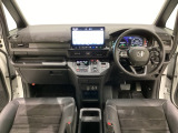 車内は光触媒抗菌消臭施工済です。インパネ周りはスタイリッシュなデザインで機能や装備も充実しています。グローブボックスやカップホルダーのほかにトレーなどたくさんの収納スペースが付いています。