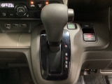 CVT車のセレクトレバーです。低速から高速まで、変速ショックのないスムーズな走りと、エンジン効率のよい領域を維持して燃費にも貢献します。サイドブレーキはスイッチ操作の電子制御パーキングブレーキです。