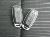 持っているだけでドアの開閉やエンジン始動が出来るインテリジェントキーが備わっています。