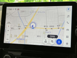 高精細な地図表示で、目的地までの道順をわかりやすくナビゲート。スムーズな移動をサポートする頼もしい相棒です。