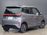 一文字に点灯するリアコンビネーションランプが特徴的なリアスタイルです。EVらしい先進的な造形とコンパクトな取り回しの良さを両立しています。