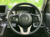 握りやすいステアリングで、運転操作をより快適に。操作しやすいスイッチ類が配置され、安全運転をサポートします。快適なドライビングです。