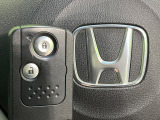 【Hondaスマートキー】カバンやポケットに入れたままでもドアの施錠・解錠が可能なスマートキーを装備。エンジンのオン・オフ時もカギを取り出す必要が無いからとっても便利です♪