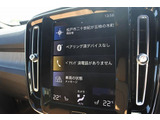 インストルメントパネルは僅かに運転席側へと傾けられているほか、余計なスイッチ類を可能な限り排し、運転に集中しやすい環境を造り出しています。