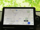 高精細な地図表示で、目的地までスムーズに案内。渋滞情報もリアルタイムで確認でき、効率的なルートを選択できます。運転の安心感を高めます。