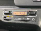 【オートエアコン】一度お好みの温度に設定すれば、車内の温度を検知し風量や温度を自動で調整。暑い&hellip;寒い&hellip;と何度もスイッチ操作をする必要はありません。快適な車内空間には必須の機能ですね♪