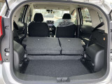 リヤシートを倒せば、より広く荷室をお使いいただけます。