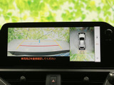 車両周辺の状況を、わかりやすく表示。駐車時や狭い道での運転をサポートします。安全な運転に役立つ機能ですね。