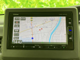 見やすい地図画面で、目的地までのルートをスムーズに検索できます。運転に集中しながら、安心して目的地へ向かいましょう。