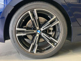 BMWの純正アロイホイールは軽量かつ強度にも優れているホイールで走行性能を引き上げる設計になっております。足元にもBMWは妥協がなくこだわっている個所になります。