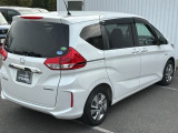コンビネーションランプを高い位置に配置、後続車に見やすいデザインで安全にも配慮。
