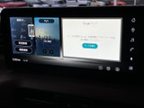 高精細なディスプレイが、運転中の情報提供をサポート。地図表示やオーディオ操作もスムーズに行えます。快適なドライブをさらに引き立てる装備です。
