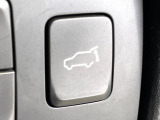 【パワーバックドア】スマートキーや運転席のボタンを押すだけでリアゲートが自動で開閉します!荷物を持っている時や、高い位置にあるバックドアを閉める際に便利な機能です♪