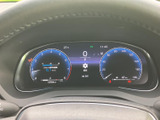 視認性の高いメーターは、運転に必要な情報をドライバーにわかりやすく伝えます。洗練されたデザインが、上質な空間を演出します。