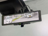 インテリジェントルームミラー搭載で、車の後方に設置されたカメラ映像を映し出してシートバックやヘッドレスト、同乗者に視界が遮られることがなく視認性が非常に良いです