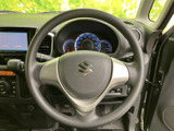 握りやすいステアリングは、運転操作を快適にします。スムーズなハンドリングで、運転の楽しさを味わってください。手に馴染む形状ですね。