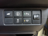 パーキングセンサーや横滑りを防ぐVSA等のスイッチ類は運転席の右側、手の届きやすい位置にあります。