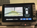 リバースギアに入れるだけで後方の表示へ切り替わります。夜間や雨の日の駐車も楽になりますよ。