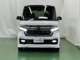 LEDヘッドライトを装備しています。LEDヘッドライトはとても明るく、雨の日や夜間走行も安全・安心です。オートライトコントロール付きで周囲の明るさに応じて自動で点灯・消灯します