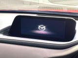 【8.8インチマツダコネクト】車内の雰囲気にマッチした大型のディスプレイ。スマホ接続でのナビ使用やBluetooth再生等、様々な機能が楽しめます。直感的なダイヤル操作が可能で、使い勝手も良好です。