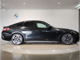 【BMWの伝統-3】BMWのお車は、&ldquo;駆け抜ける歓び&rdquo;を体現しております。走行の安定性とコーナリングの良さを追求し、思い通りにハンドルの操作可能です。