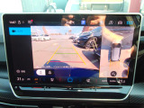 ギアをリバースに入れると車両後方の映像に加え上空からの車両周囲の疑似映像を映し出します。画面にはガイドラインが表示され、車庫入れや縦列駐車などの際に安全確認をサポートします。