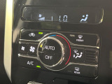 【オートエアコン】一度お好みの温度に設定すれば、車内の温度を検知し風量や温度を自動で調整。暑い&hellip;寒い&hellip;と何度もスイッチ操作をする必要はありません。快適な車内空間には必須の機能ですね♪
