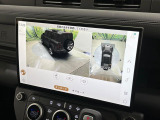 サラウンドカメラ(360&deg;カメラ) 車載のカメラを駆使し、車を真上から見下ろしている映像に変換、センターディスプレイに表示させ、安全な駐車をサポート。縦列駐車や狭い場所への駐車に大きく役立ちます。