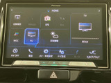 高精細なディスプレイが、運転中の情報提供をサポート。多彩な機能を備え、快適なドライブを演出します。使いやすいインターフェースも魅力です。