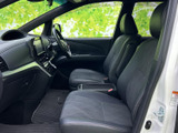 運転に必要な情報を直感的に確認できる、機能的なインパネ。操作性にも優れ、快適なドライビングをサポートします。広々とした空間も魅力です。