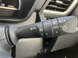 操作しやすいウインカーレバーで、安全な車線変更をサポートします。直感的な操作で、運転に集中できます。