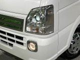 【LEDヘッドライト】悪天候や夜間走行時も良好な視界を確保し安心して運転できる高輝度LEDヘッドライトを装備!点灯速度が早く、消費電力も抑えられています。