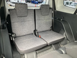 3列目シートも広々としており、大人でもゆったりと座れます。多人数乗車にも対応し、様々なシーンで活躍します。快適な空間です。