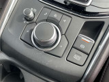 マツダコネクトはこちらのコントローラーで操作できます。また電動パーキングブレーキは停車保持機能もあり便利です。