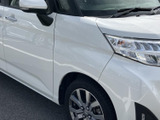 ゆったりと座れる運転席。快適な空間で、長距離運転も疲れにくく過ごせます。広々とした室内空間が魅力です。