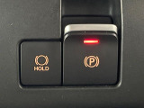【電動パーキングブレーキ】パーキングブレーキは便利な電動式!ボタン一つで操作でき、アクセルを踏めば自動で解除されます