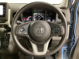 ハンドルにHondaセンシング系のクルーズコントロールやレーンキープアシストなどのスイッチと、オーディオの操作スイッチが装備されています。ハンドルから手を離さず安全に操作できます。
