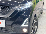 【LEDヘッドライト】悪天候や夜間走行時も良好な視界を確保し安心して運転できる高輝度LEDヘッドライトを装備!点灯速度が早く、消費電力も抑えられています。